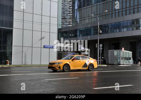 RUSSLAND, MOSKAU - 20. JUNI 2021: Straßenszene des Stadtverkehrs mit gelbem Yandex-Taxiauto. Öffentliche Verkehrsmittel in Moskau. Stockfoto