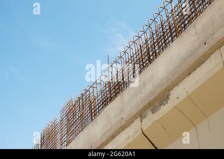 Bau einer neuen Autobahn. Viadukt-Unterstützung in der Fertigungsphase. Stockfoto