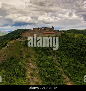 Visegrad, Ungarn - Luftpanorama auf die Überreste der schönen Hohen Burg oder Oberen Burg von Visegrad mit der Donauknie und der Stadt Stockfoto