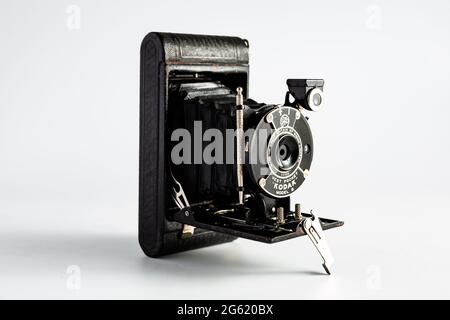 Woodbridge Suffolk UK Juni 29 2021: Eine klassische Kodak Vest Pocket Model B Filmkamera isoliert vor weißem Hintergrund Stockfoto