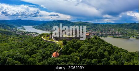 Visegrad, Ungarn - Luftpanorama auf die Überreste der schönen Hohen Burg oder Oberen Burg von Visegrad mit der Donauknie und der Stadt Stockfoto