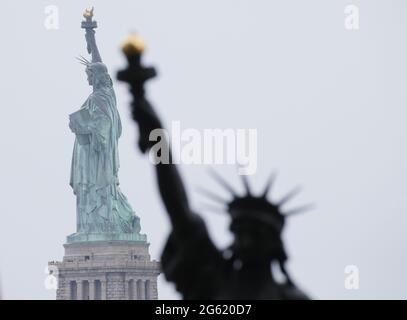 New York City, USA. 1. Juli 2021: Lady Liberty's "Little Sister" Statue aus Frankreich steht voll installiert mit Blick auf die Freiheitsstatue auf Ellis Island am Donnerstag, den 1. Juli 2021 in New York City. Die 9 Meter hohe Bronzestatue wurde nach dem ursprünglichen Gipsmodell aus dem Jahr 1878 von Auguste Bartholdi gefertigt und war zuvor im Pariser Musée des Arts et Metiers zu sehen. Die Statue wird am Wochenende des 4. Juli auf Ellis Island ausgestellt, bevor sie am Bastille-Tag vor der Residenz des französischen Botschafters in Washington, DC, aufgestellt wird. Stockfoto