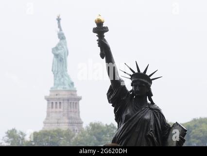 New York City, USA. 1. Juli 2021: Lady Liberty's "Little Sister" Statue aus Frankreich steht voll installiert mit Blick auf die Freiheitsstatue auf Ellis Island am Donnerstag, den 1. Juli 2021 in New York City. Die 9 Meter hohe Bronzestatue wurde nach dem ursprünglichen Gipsmodell aus dem Jahr 1878 von Auguste Bartholdi gefertigt und war zuvor im Pariser Musée des Arts et Metiers zu sehen. Die Statue wird am Wochenende des 4. Juli auf Ellis Island ausgestellt, bevor sie am Bastille-Tag vor der Residenz des französischen Botschafters in Washington, DC, aufgestellt wird. Stockfoto