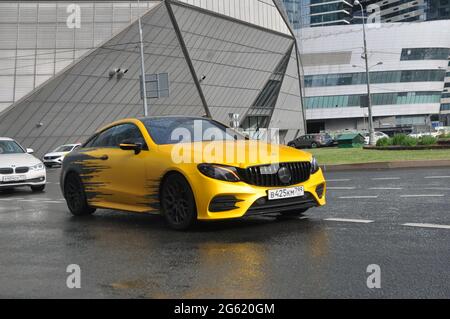 Moskau, Russland - 20. Juni 2021: Gelbes Mercedes-Benz AMG Auto auf den Straßen Moskaus. Stockfoto