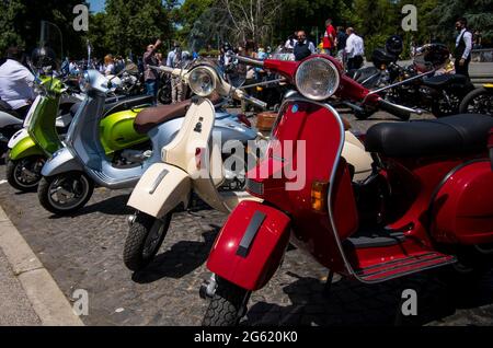 Skopje, Mazedonien. 23 Mai 2021. Die berühmte Gentleman's Ride auf dem Park Square. Klassische Motorräder im Vintage-Stil vereinen sich für die Gesundheit der Männer. Stockfoto