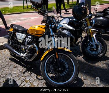 Skopje, Mazedonien. 23 Mai 2021. Die berühmte Gentleman's Ride auf dem Park Square. Klassische Motorräder im Vintage-Stil vereinen sich für die Gesundheit der Männer. Stockfoto