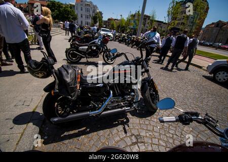 Skopje, Mazedonien. 23 Mai 2021. Die berühmte Gentleman's Ride auf dem Park Square. Klassische Motorräder im Vintage-Stil vereinen sich für die Gesundheit der Männer. Stockfoto