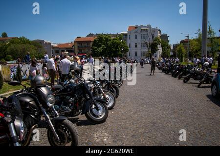 Skopje, Mazedonien. 23 Mai 2021. Die berühmte Gentleman's Ride auf dem Park Square. Klassische Motorräder im Vintage-Stil vereinen sich für die Gesundheit der Männer. Stockfoto