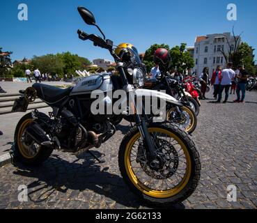 Skopje, Mazedonien. 23 Mai 2021. Die berühmte Gentleman's Ride auf dem Park Square. Klassische Motorräder im Vintage-Stil vereinen sich für die Gesundheit der Männer. Stockfoto