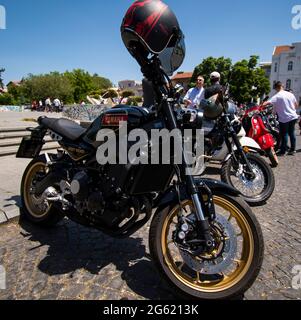 Skopje, Mazedonien. 23 Mai 2021. Die berühmte Gentleman's Ride auf dem Park Square. Klassische Motorräder im Vintage-Stil vereinen sich für die Gesundheit der Männer. Stockfoto