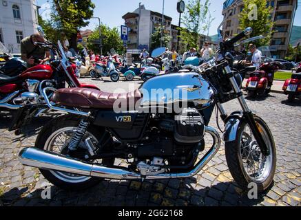 Skopje, Mazedonien. 23 Mai 2021. Die berühmte Gentleman's Ride auf dem Park Square. Klassische Motorräder im Vintage-Stil vereinen sich für die Gesundheit der Männer. Stockfoto