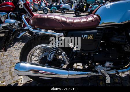 Skopje, Mazedonien. 23 Mai 2021. Die berühmte Gentleman's Ride auf dem Park Square. Klassische Motorräder im Vintage-Stil vereinen sich für die Gesundheit der Männer. Stockfoto