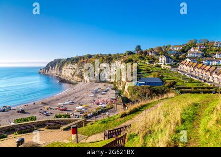 Bierstrand und die Küstenstadt Beer, Devon, Großbritannien Stockfoto