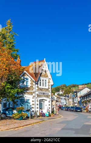 Häuser entlang der Fore Street in der Küstenstadt Beer, Devon, Jurassic Coast, Großbritannien Stockfoto