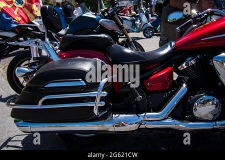 Skopje, Mazedonien. 23 Mai 2021. Die berühmte Gentleman's Ride auf dem Park Square. Klassische Motorräder im Vintage-Stil vereinen sich für die Gesundheit der Männer. Stockfoto