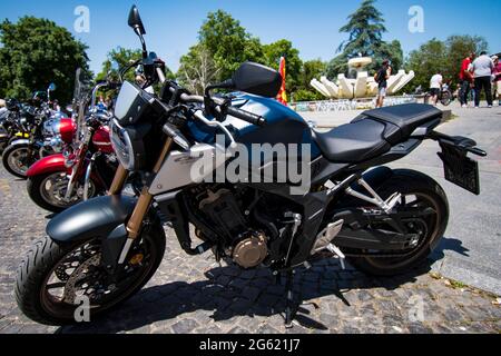 Skopje, Mazedonien. 23 Mai 2021. Die berühmte Gentleman's Ride auf dem Park Square. Klassische Motorräder im Vintage-Stil vereinen sich für die Gesundheit der Männer. Stockfoto