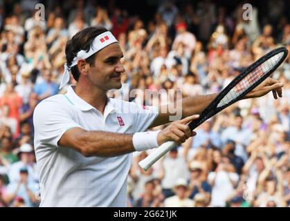 London, Gbr. Juli 2021. London Wimbledon Championships Day 4 01/07/2021 Roger Federer (SUI) gewinnt das zweite Runde Kredit: Roger Parker/Alamy Live News Stockfoto