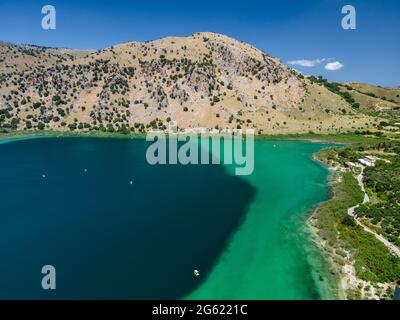 Luftaufnahme von oben mit der Drohne des Kournas Sees auf der Insel Kreta. Griechenland. Stockfoto