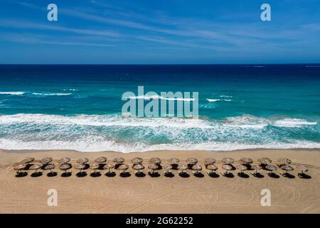 Luftaufnahme von oben mit Drohne des tropischen Strandes Falasarna auf Kreta, Griechenland. Stockfoto