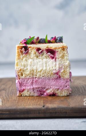 Ein Cutaway Beere Biskuit. Kuchen mit Frischkäse-Mousse, Kondensmilch und Brombeerpüree. Biskuitkuchen mit Johannisbeeren. Stockfoto