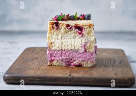 Ein Cutaway Beere Biskuit. Kuchen mit Frischkäse-Mousse, Kondensmilch und Brombeerpüree. Biskuitkuchen mit Johannisbeeren. Stockfoto