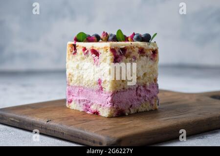 Ein Cutaway Beere Biskuit. Kuchen mit Frischkäse-Mousse, Kondensmilch und Brombeerpüree. Biskuitkuchen mit Johannisbeeren. Stockfoto