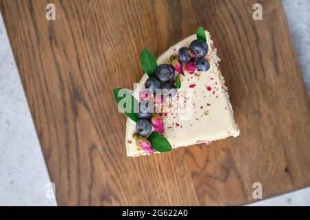 Ein Cutaway Beere Biskuit. Kuchen mit Frischkäse-Mousse, Kondensmilch und Brombeerpüree. Biskuitkuchen mit Johannisbeeren. Stockfoto