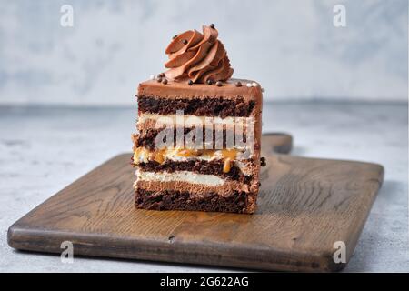 Cutaway Schokolade Biskuit. Kuchen mit zwei Arten von Creme: Frischkäse und Schokolade. Dessert gefüllt mit gesalzenem Karamell und Erdnüssen. Stockfoto