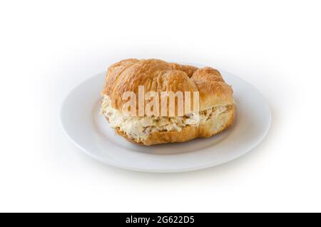 Frisch gebackene Croissants mit Huhn, isoliert auf weißem Hintergrund. Stockfoto