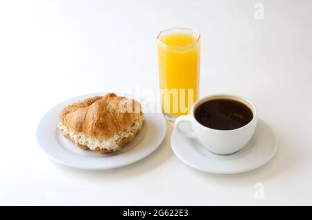 Zum Frühstück gab es Kaffee, Orangensaft und Croissants. Stockfoto
