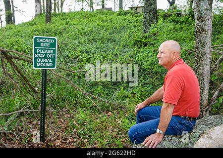 Alabama Oakville Indian Mounds Park Museum Middle Woodland Copena Cherokee, Cherokee-Autor Rickey Butch Walker in der Nähe von Grabhügel der heiligen Stätte, Stockfoto