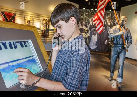 Alabama Scenic Highway 80 Selma nach Montgomery Civil Rights Trail, Lowndes Interpretive Center Center Ausstellung Junge Touchscreen Audio, Stockfoto