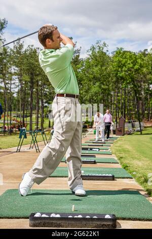 Alabama Hoover Renaissance Birmingham Ross Bridge Golf Resort & Spa, Robert Trent Jones Golf Trail Golfer üben Praxis Driving Range, Stockfoto