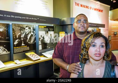 Alabama Scenic Highway 80 Selma nach Montgomery Civil Rights Trail, Lowndes Interpretive Center Center Ausstellung Schwarzer Mann Frau weibliches Paar, suchen, Stockfoto