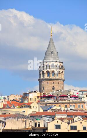 Galata Tower, einer der meistbesuchten Orte im Istanbuler bosporus Stockfoto