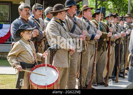 Alabama Marbury Confederate Memorial Park, Bürgerkrieg Reenactors Zeitraum Kostüm Soldaten Schlagzeuger Junge Trommel spielen, Stockfoto