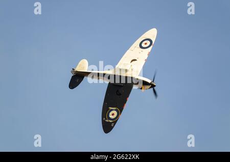 Supermarine Spitfire MkI P9374. Im Zweiten Weltkrieg wurde ein Kampfflugzeug aus der britischen Battle-of-Britain-Ära mit schwarz-weißen Erkennungsmarkierungen an der Unterseite zur Identifikation eingesetzt Stockfoto