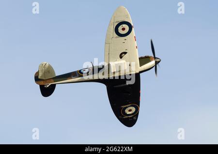 Supermarine Spitfire MkI P9374. Schlacht von Großbritannien Spitfire Kampfflugzeug aus der frühen Kriegszeit mit schwarz-weißen Erkennungsmarkierungen an der Unterseite. Identifizierungskennz Stockfoto