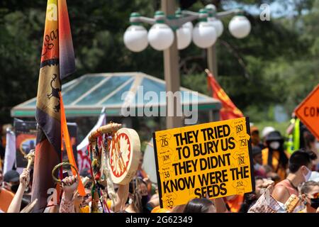 Ottawa, Ontario, Kanada - 1. Juli 2021: Ein Zeichen wurde bei einem Protest zum „Cancel Canada Day“ gegen die Behandlung der indigenen Bevölkerung in Kanada festgehalten. Stockfoto