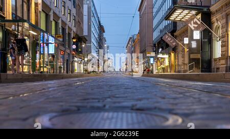 Straßenbahnschienen in der Aleksanterinkatu-Straße in der Innenstadt von Helsinki Stockfoto