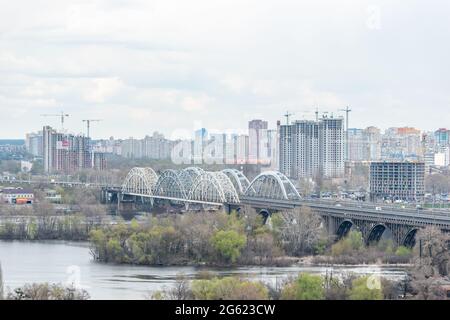 Kiew, Ukraine - 27. April 2021: Landschaftsansicht der Stadt mit Häusern in Kiew, Ukraine. Stockfoto