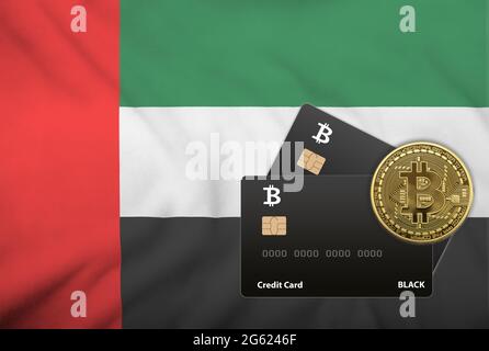 Abbildung von zwei schwarzen Kreditkarten und einer Bitcoin-Münze auf dem Hintergrund der Flagge der VEREINIGTEN ARABISCHEN EMIRATE Stockfoto