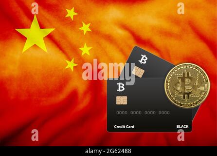 Abbildung von zwei schwarzen Kreditkarten und Bitcoin-Münze auf dem Hintergrund der chinesischen Flagge Stockfoto