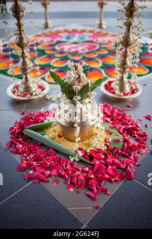 Materialien für eine traditionelle hinduistische Hochzeit mit Blumen geschmückt Stockfoto
