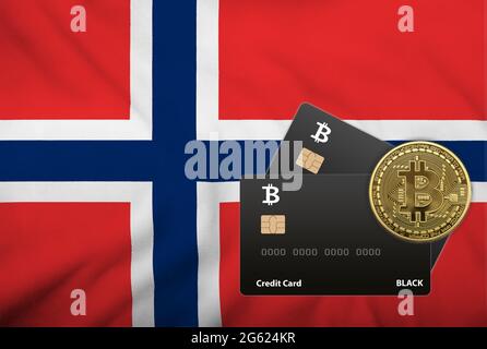 Zwei schwarze Kreditkarten und eine Bitcoin-Münze auf dem Hintergrund der norwegischen Flagge Stockfoto