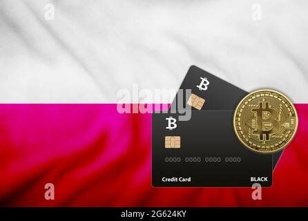 Zwei schwarze Kreditkarten und eine Bitcoin-Münze auf dem Hintergrund der polnischen Flagge Stockfoto