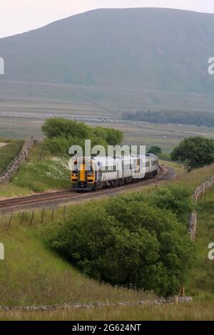 Zwei dmu der Northern-Klasse 158, die zwischen dem Ribblehead-Viadukt und der Blea Moor-Signalbox auf der Linie zur Ansiedlung nach Carlisle am Donnerstag, dem 1. Juli 2021, gesehen wurden. Stockfoto