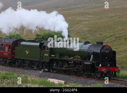 Scots Guardsman, 46115, fährt am 1. Juli 2021 mit dem Dalesman-Spezialzug zwischen Blea Moor und Ribblehead auf der Eisenbahnlinie Settle to Carlisle. Stockfoto