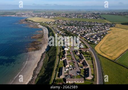 Luftaufnahme von East Gill und Thurso Beach, Caithness, Schottland. Stockfoto