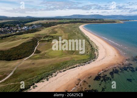 Luftaufnahme von Royal Dornoch Golf Links und Dornoch Beach, Sutherland, Dornoch, Schottland. Stockfoto